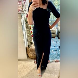 Adrianna papell size 6 beautiful navy blue gown. It has never been worn.